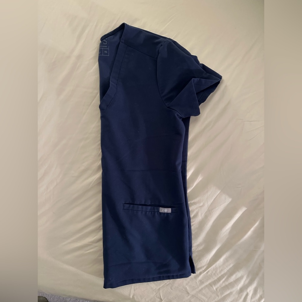 Figs - Casma 3 Pocket Scrub Top in Navy